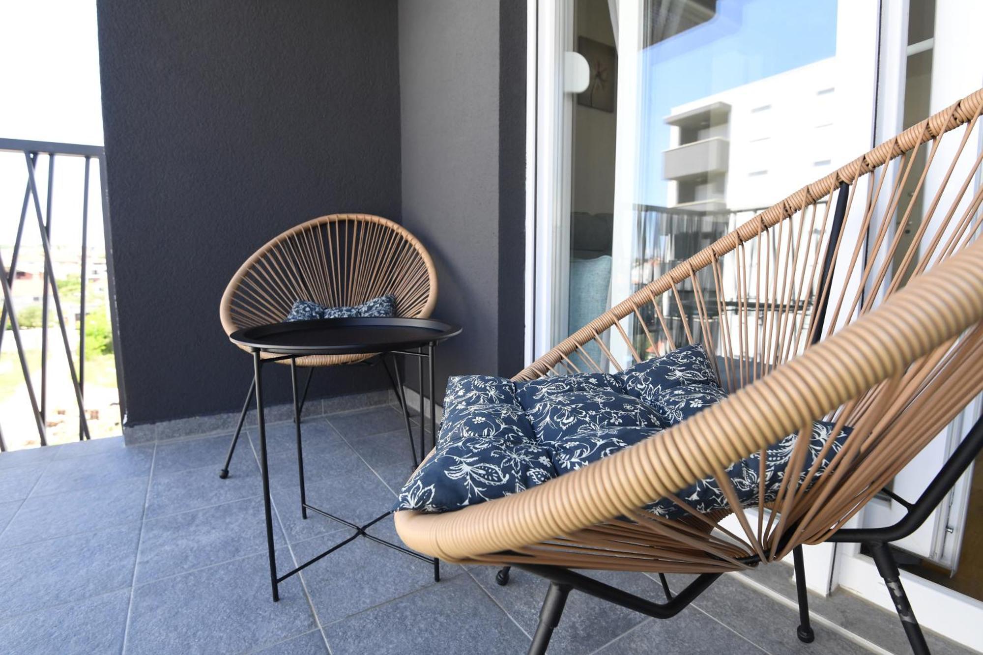 Nora With Private Parking Apartment *
